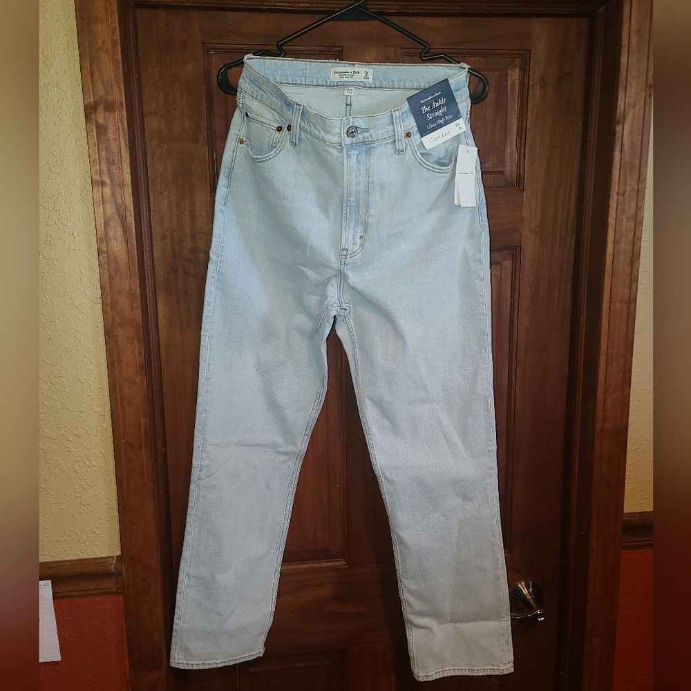 Abercrombie Ultra High Rise Ankle Straight Curve Love Light Wash Jeans 8L/29